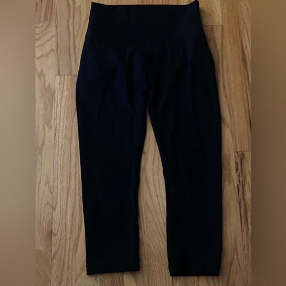 Black lululemon capris - Picture 1 of 4
